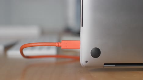 conexión manual del cable usb al puerto usb de la computadora