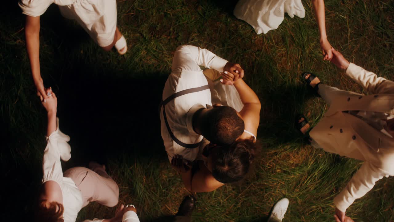 친구 들 이 커플 의 특별한 날 을 축하 하고 있다