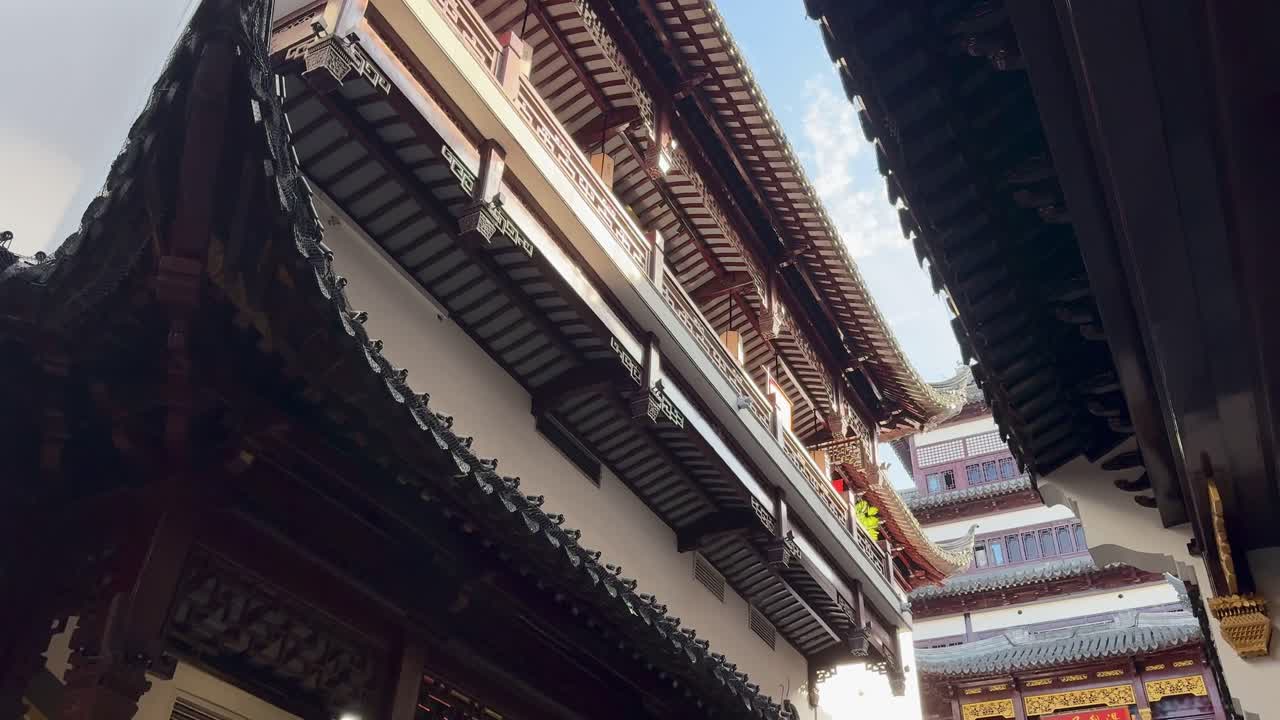 Checking the roofs and architecture from Yuyuan Bazaar area