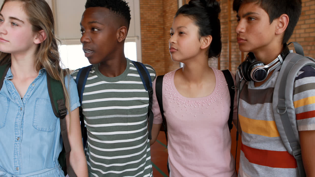 행복한 학생들이 농구장에서 셀피를 찍고 있습니다.