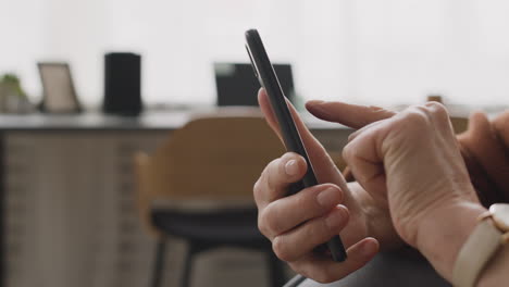 vista de cerca de la anciana presionando un botón en el teléfono inteligente