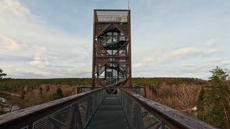 Blick-Auf-Anyksciai-Laju-Takas,-Einen-Baumwipfelpfadkomplex-Mit-Einem-Gehweg,-Einem-Informationszentrum-Und-Einem-Aussichtsturm,-Gelegen-In-Anyksciai,-Litauen,-In-Der-Nähe-Des-Flusses-Sventoji