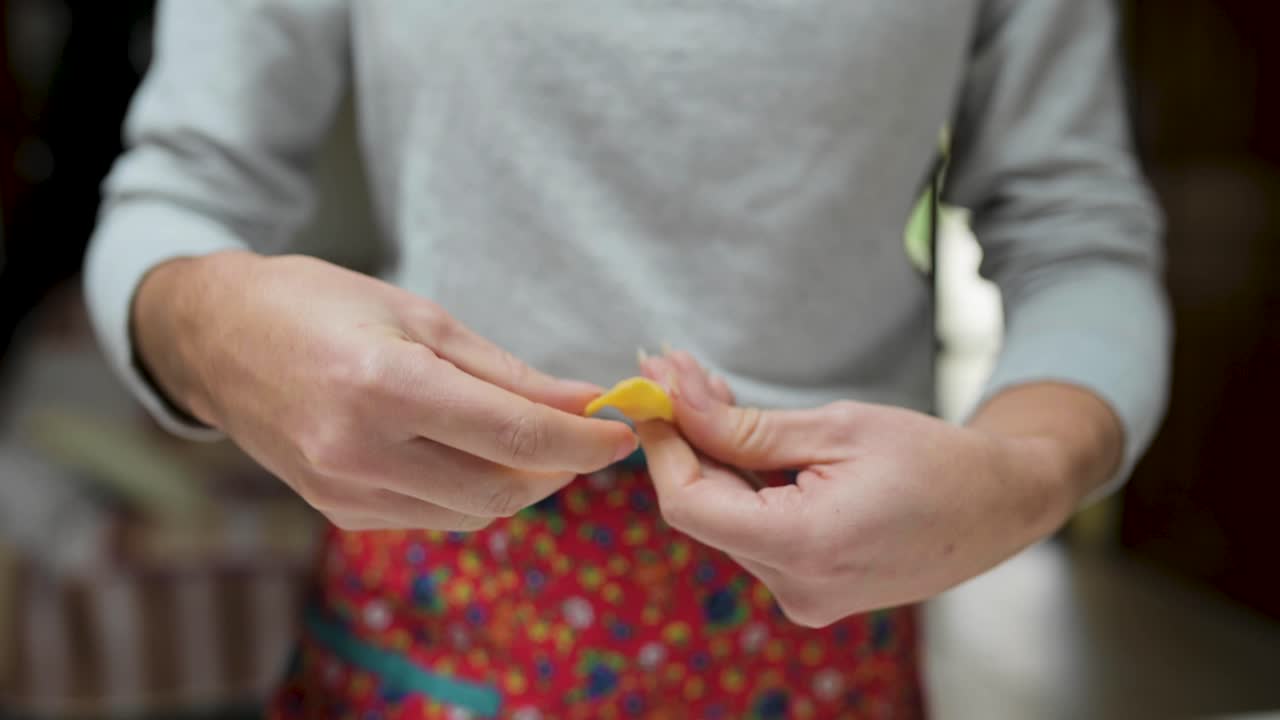 집에서 맛있는 토르텔리니를 가진 작물 여성