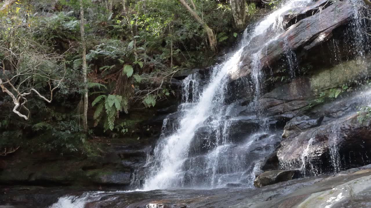 somersby cae en el parque nacional de agua de brisbane, australia, visto desde un punto bajo, disparo cerrado