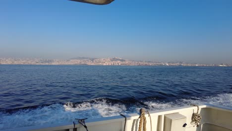 Navegando-En-Un-Ferry-Con-Vistas-Al-Golfo-De-Nápoles-En-Italia-Durante-El-Verano