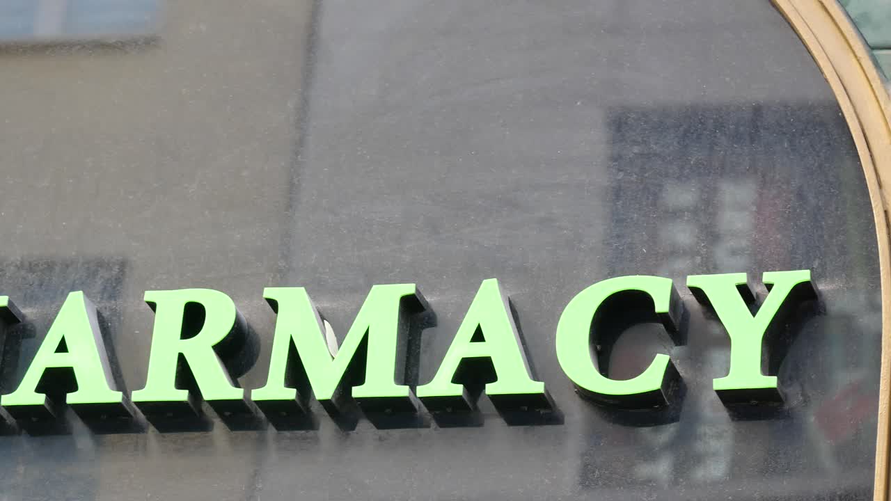 Insegna di farmacia su un edificio