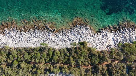 Ein-Luftlastwagen-Schoss-Tagsüber-Entlang-Der-Felsigen-Küste-Der-Insel-Losinj,-Kroatien