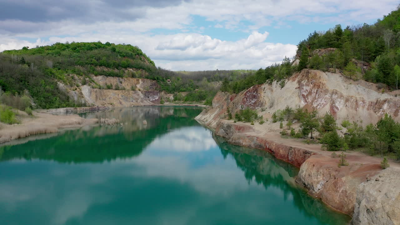 푸른 호수가 있는 오래된 광산 건설 현장