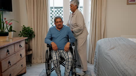 silla de ruedas, ayudando y pareja de ancianos en el dormitorio