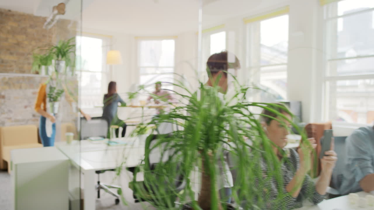 비즈니스 팀 회의에서 다양한 엔지니어 디자이너 그룹이 3d 프린트 지오데틱  ⁇  디자인을 공유합니다.