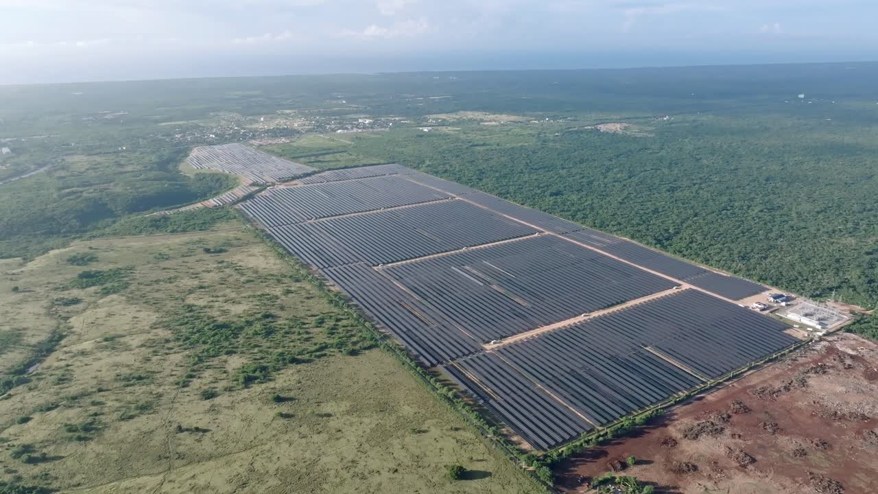 vista aérea alrededor de un gran campo fotovoltaico, día soleado en la república dominicana