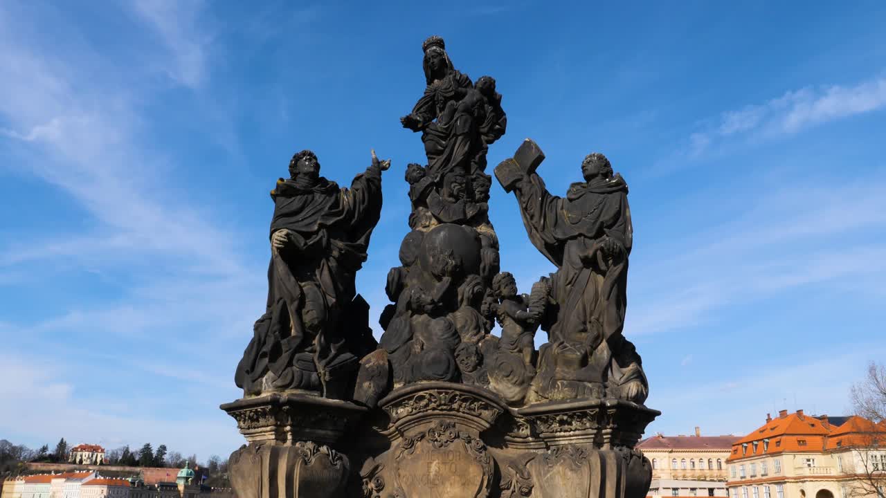 estatuas de la virgen, santo domingo y tomás de aquino en el puente carlos en praga, república checa