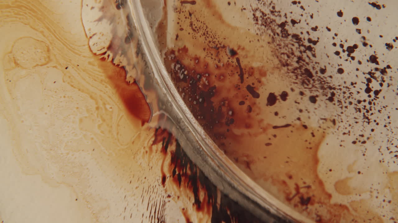 자세한 배경에서 움직이는 검은 액체의 매크로 샷