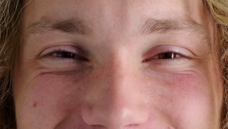 primer plano de los ojos de un hombre caucásico mientras sonríe