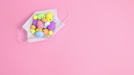 la máscara facial aparece sobre un fondo rosa pastel y aparecen huevos vibrantes en ella.
