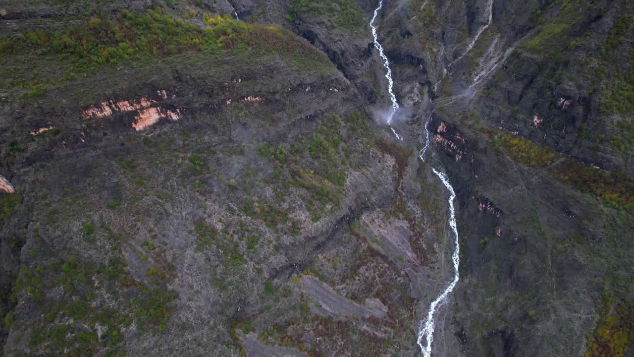 Bjergkilder efter regn, vand strømmer gennem klippefyldte skråninger i Alperne.