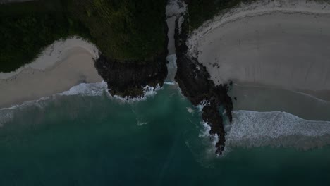 Arriba-Hacia-Abajo-De-Olas-Costeras-Y-Acantilados-Rocosos-En-Lombok,-Indonesia,-Justo-Después-Del-Atardecer.