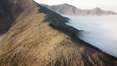 Drohnenaufnahme-Der-Berge-In-Der-Stadt-Lima-Peru-über-Den-Wolken-Bei-Sonnenaufgang