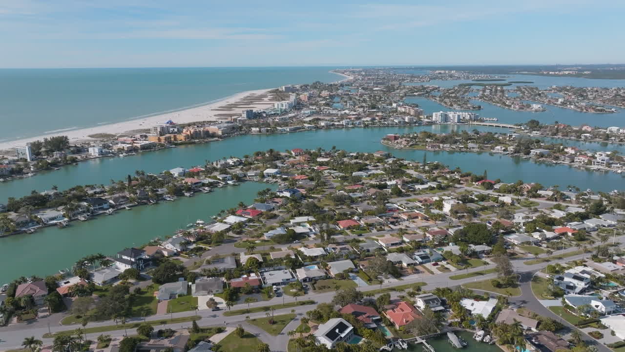 플로리다의 집과 수로가 있는 트레저 아일랜드 동네의 공중 풍경