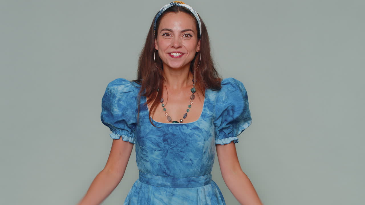 mujer emocionada asombrada conmocionada por la victoria repentina juego ganador, logro de metas de lotería, buenas noticias, wow