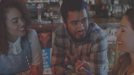 animación de vasos de cóctel de neón parpadeando sobre amigos sonrientes haciendo brindis en el bar