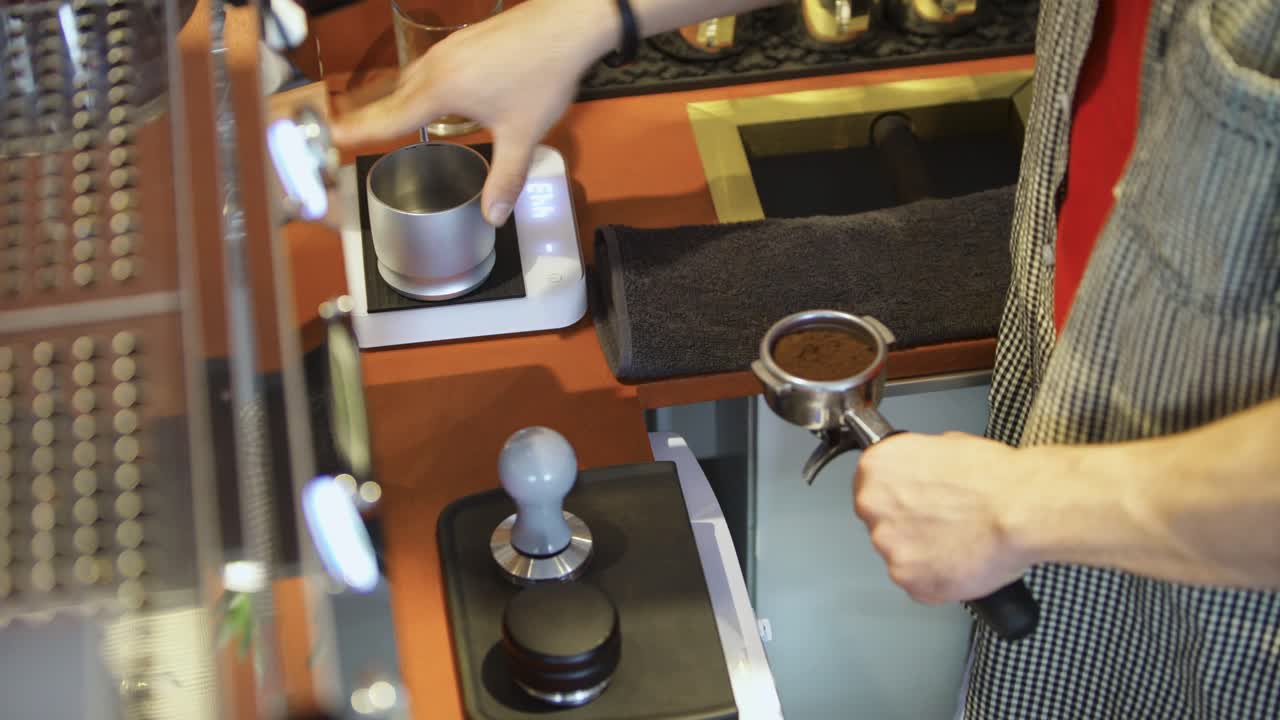 에스프레소 를 준비 하는 바리스타