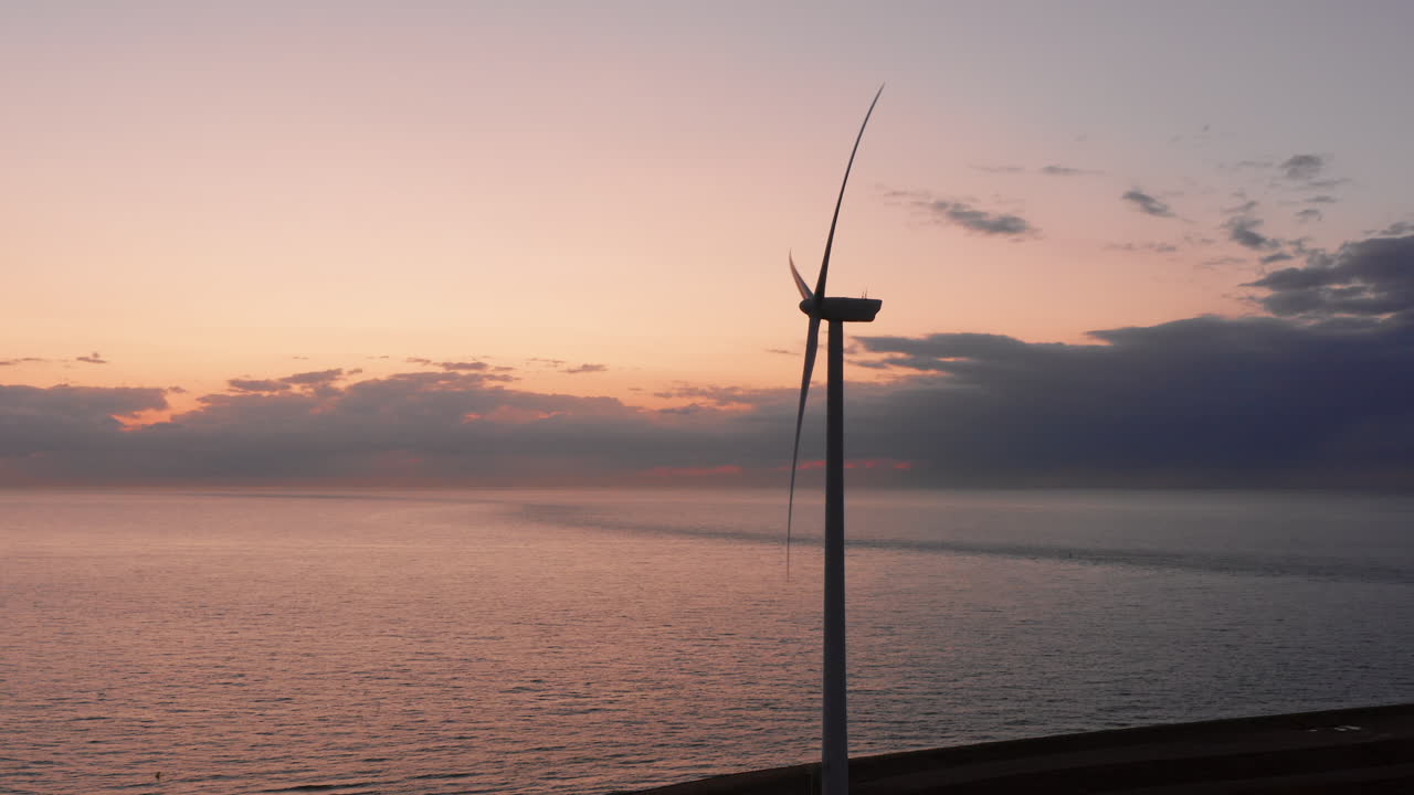 네덜란드 닐체 잔스 섬의 일몰 동안 풍력 터빈
