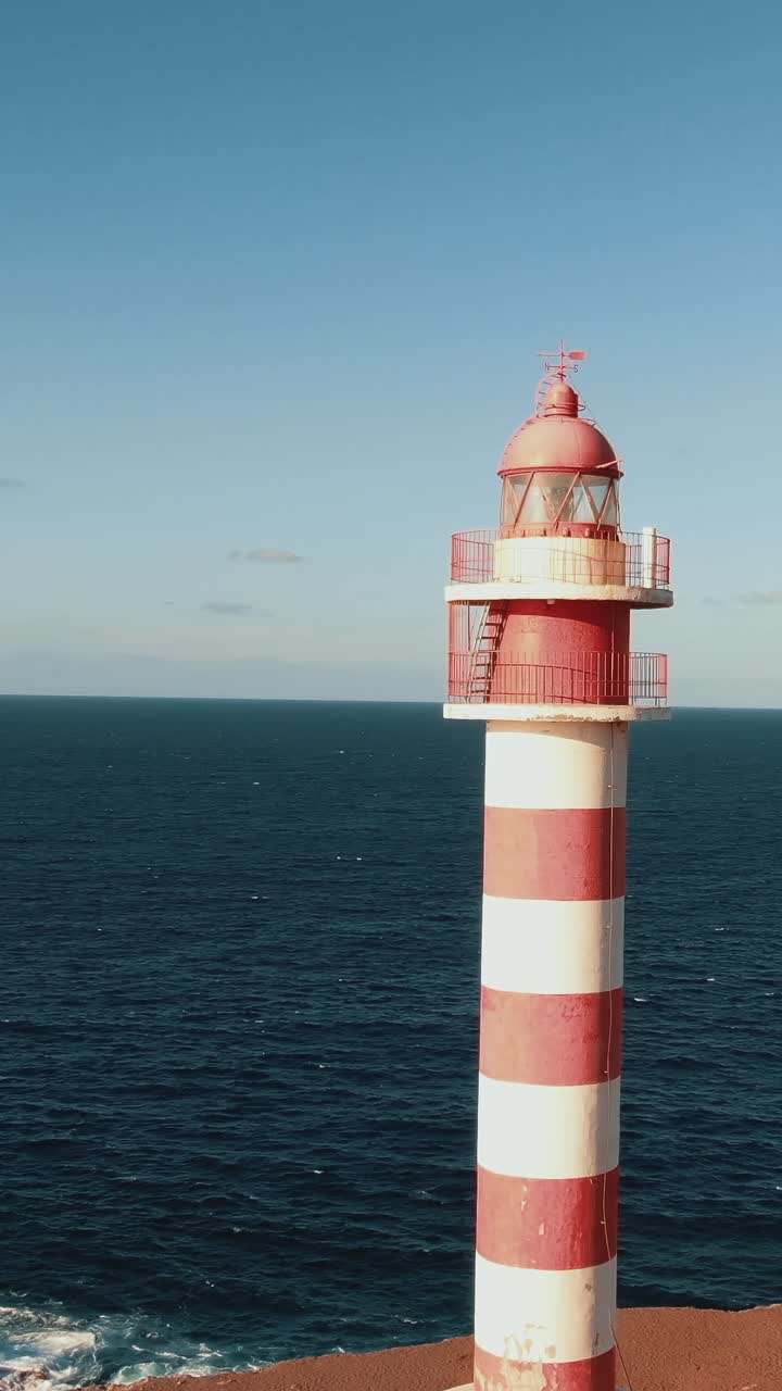 Esplorazione aerea del bellissimo faro di Punta Sardina a Gáldar, isola di Gran Canaria