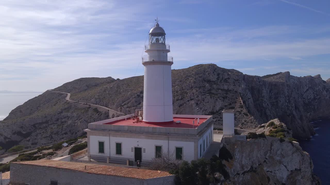 마요르카의  포르멘토르 절벽 위에 자리 잡은 화려한 파로 드 포르멘터 (faro de formentor) 를 탐험하십시오. 은 파란 하늘 아래 푸른 바다와 극적인 해안의 파노라마 뷰를 즐기십시오.