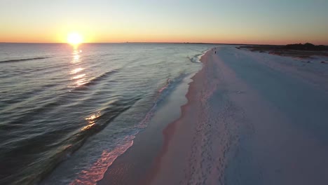 Una-Hermosa-Toma-Aérea-Sobre-Playas-De-Arena-Blanca-Al-Atardecer-Cerca-De-Pensacola,-Florida-3