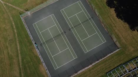 Eine-Stabile-Und-Stille-Stativaufnahme-Eines-Großen-Tennisplatzes-Mitten-Auf-Dem-Land-In-England,-Fröhliche-Stimmung-Bis-Zum-Gott,-Dieses-Video-Wurde-Mit-Der-Dji-drohne-Bei-1080p-Fhd-Aufgenommen