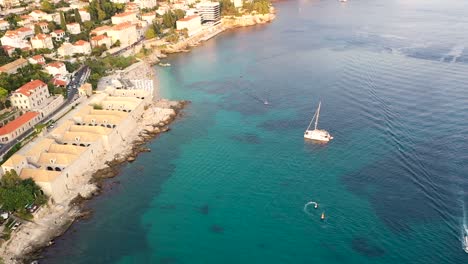 Tiro-Aéreo-Sobre-La-Costa-Del-Mar-Adriático-En-El-Casco-Antiguo-De-Dubrovnik-Durante-La-Puesta-De-Sol,-Dalmacia,-Croacia---Popular-Destino-Turístico