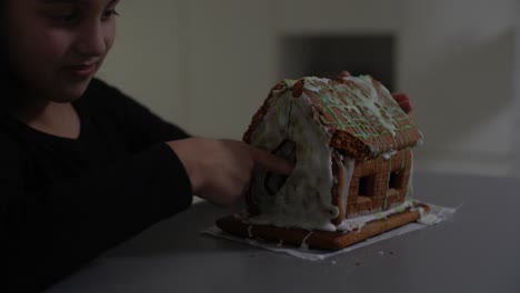 recogiendo un pan de jengibre para el árbol de navidad.