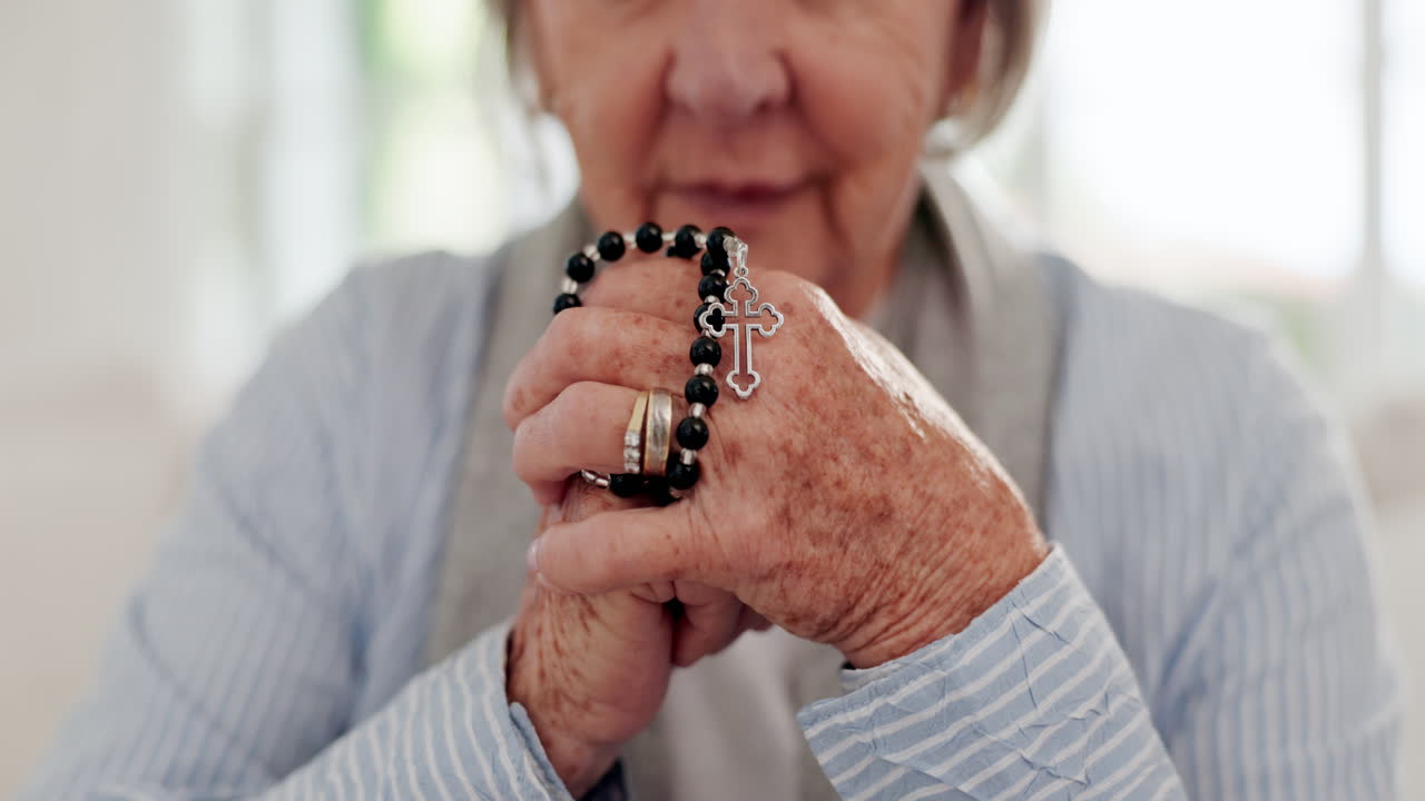 여성, 손과 십자가와 함께 기도