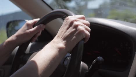 Mujer-Conduciendo-Un-Coche-Guiando-El-Volante