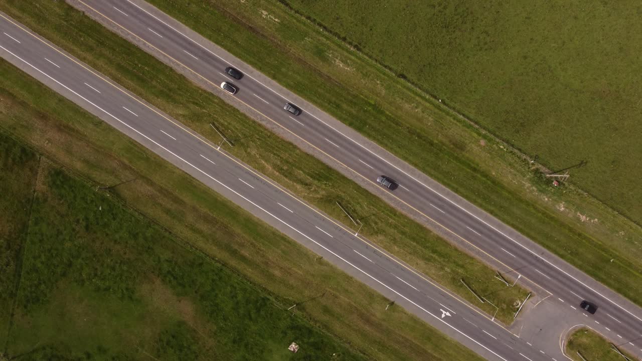 시골 지역, 부에노스 아이레스 지방에서 경로를 운전하는 자동차