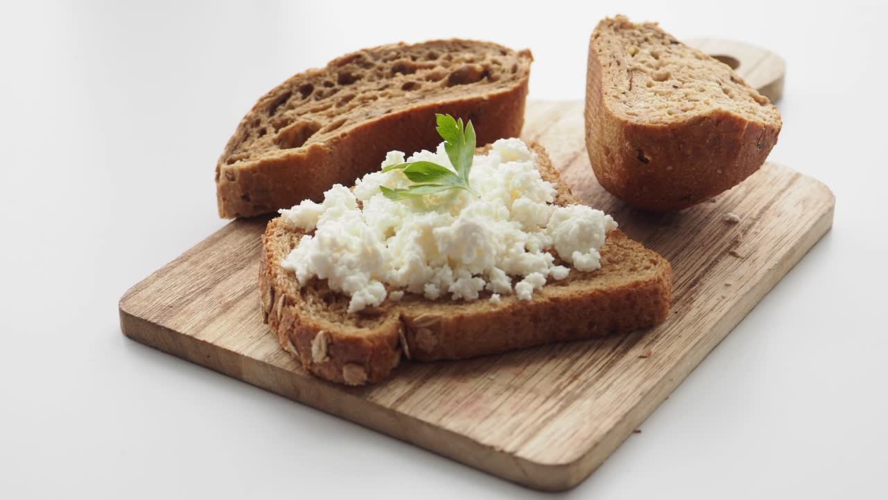 Formaggio cottage su pane integrale
