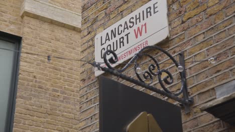 Nahaufnahme-Des-Straßenschilds-Für-Lancaster-Court-In-Mayfair,-London,-Großbritannien