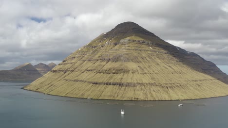 Kunoy--Und-Kalsoy-Inseln-Von-Klaksvik-Tagsüber-Auf-Den-Färöern