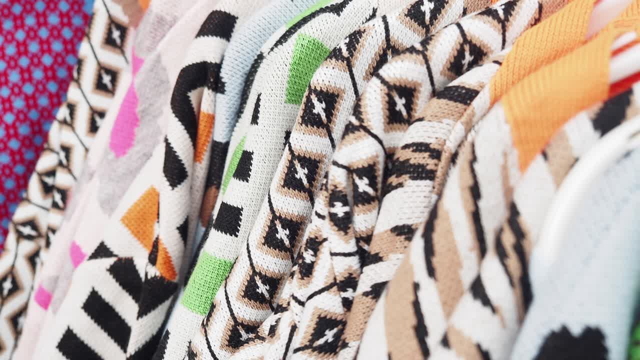 거에 매달린 다채로운 스웨터