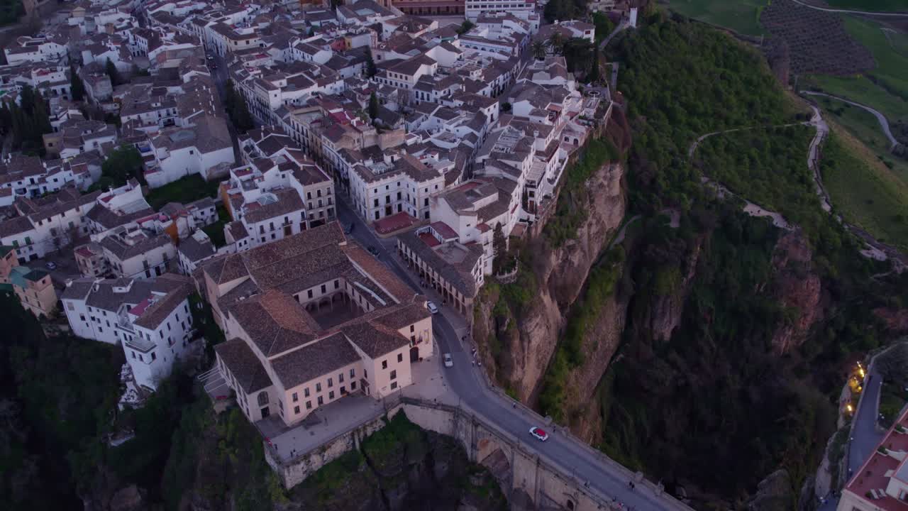 Atardecer sobre el puente de Ronda en el acantilado en Málaga, España