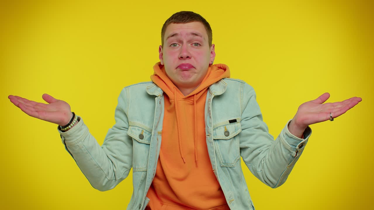 hombre guapo confundido sintiéndose avergonzado por una pregunta ambigua, teniendo dudas, sin idea, sin idea