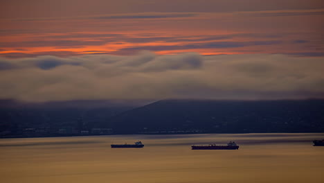 Bucht-Von-San-Francisco,-Gesehen-Von-Oakland,-Kalifornien,-Mit-Niedrigen-Wolken-über-Frachtschiffen-Im-Hafen---Wolkenlandschaft-Im-Zeitraffer