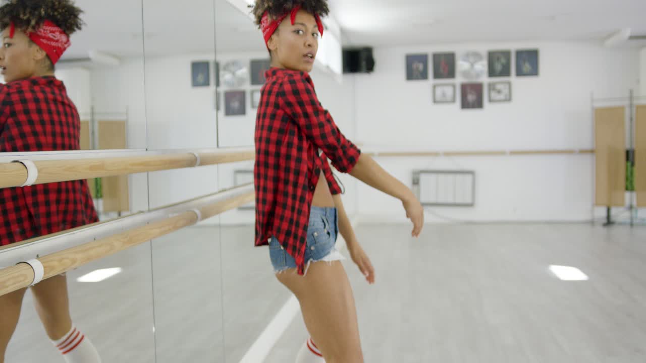 mujer en pantalones cortos y poses superiores a cuadros en estudio