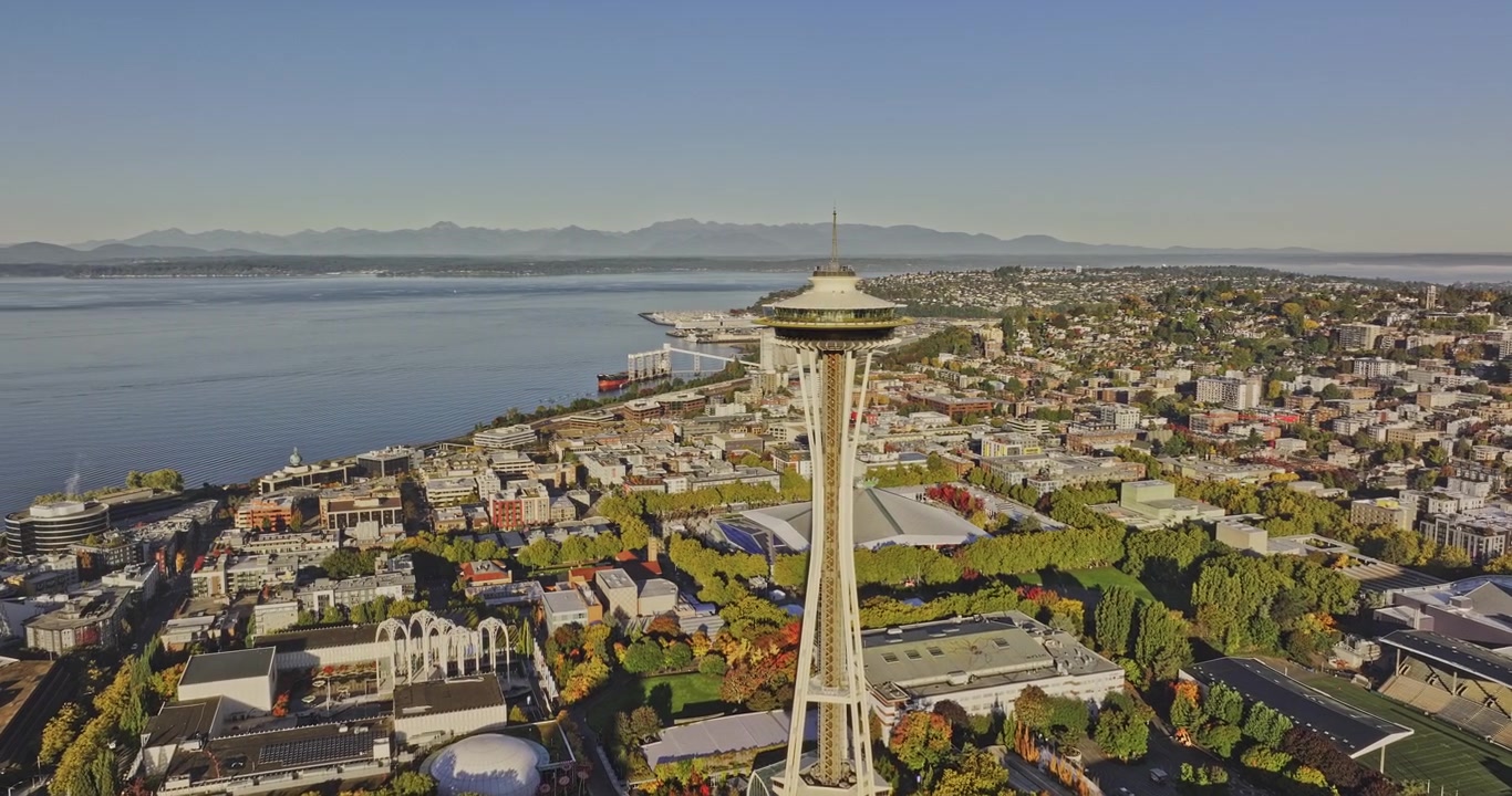 Seattle Washington Aerial v203 auringonnousun aikainen aamulento keskustan, South Lake Unionin, Uptownin ja Queen Annen yllä lahti- ja Olympic-vuoristonäkymillä – Kuvattu Mavic 3 Pro Cine -kameralla – 7. lokakuuta 2023