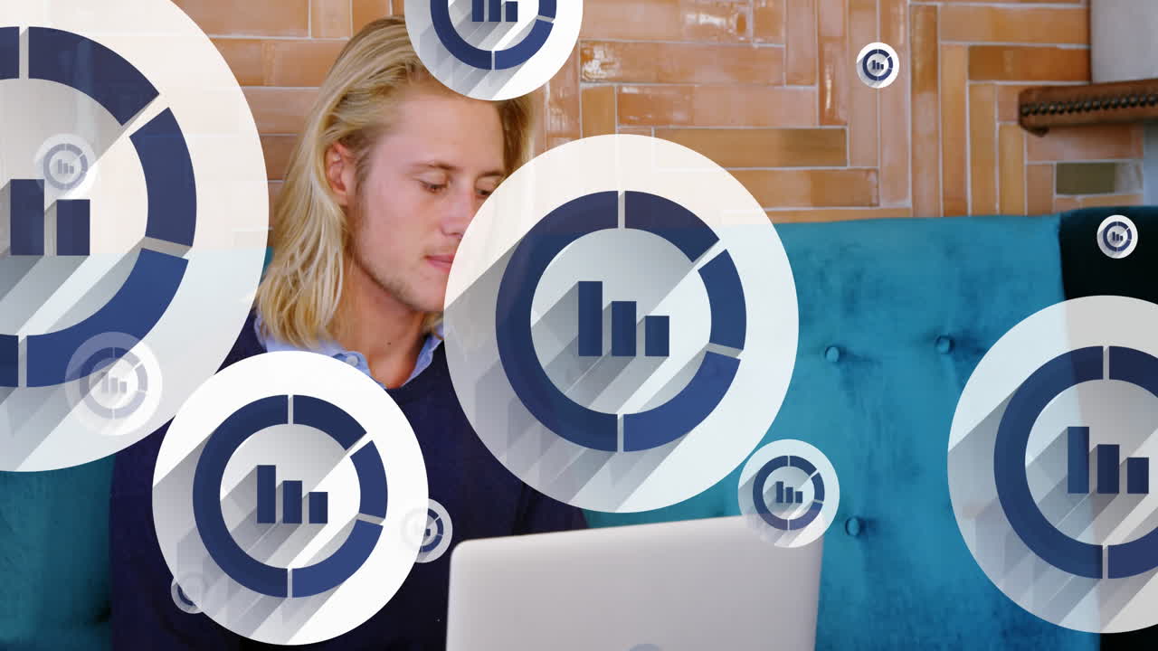 animación del icono del gráfico en círculos sobre el hombre caucásico recogiendo el teléfono celular mientras trabaja en la computadora portátil