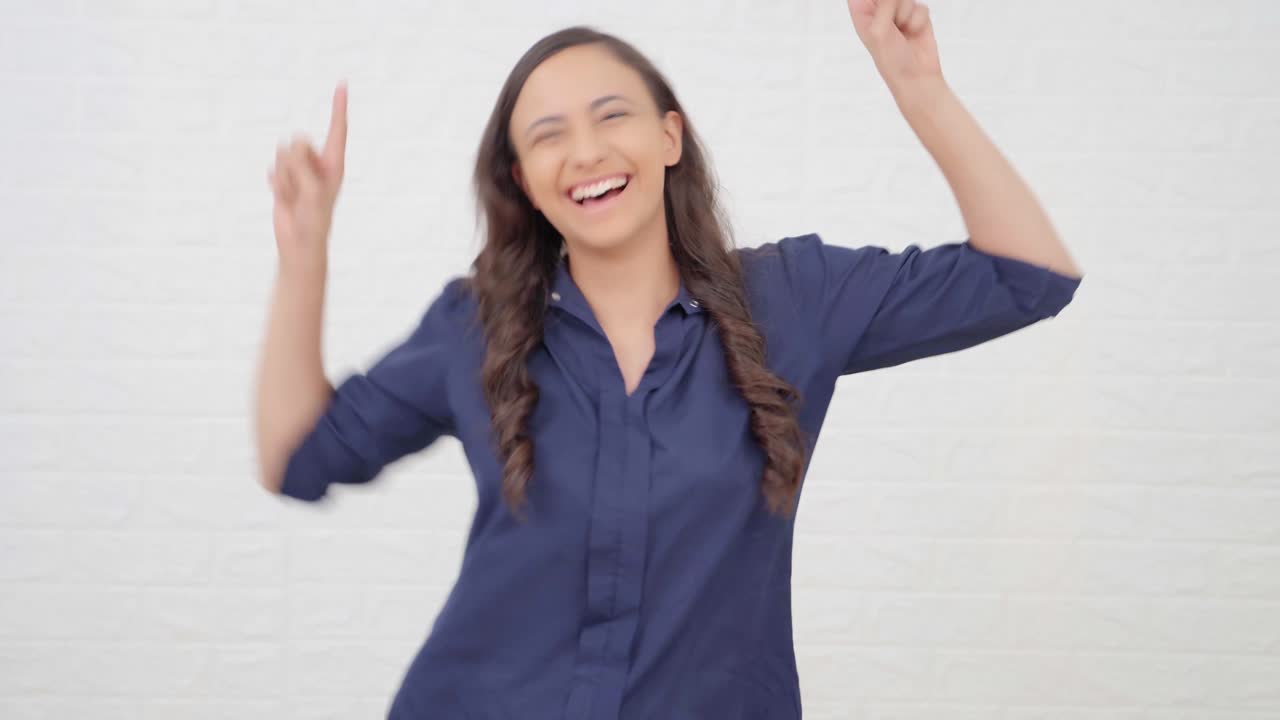 인디언 소녀가 춤추고 환호하고 있습니다.