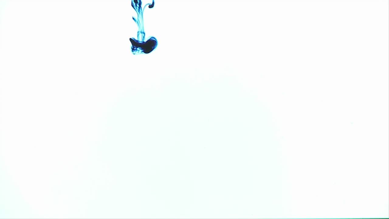 파란색 잉크를 다른 액체에 떨어뜨려 흥미로운 모양을 만듭니다.