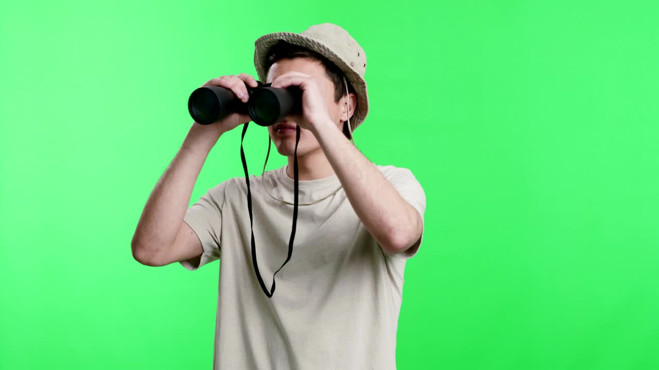 un joven con binoculares buscando algo.