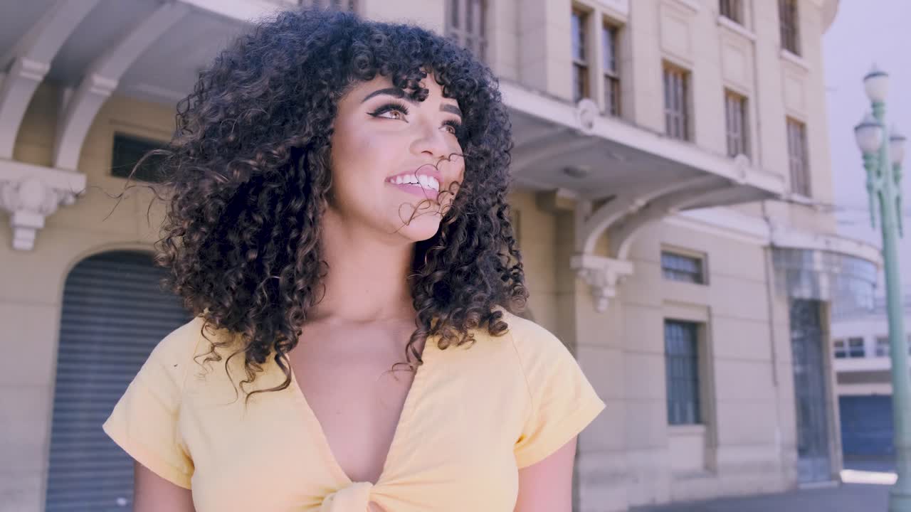 도시 에서 미소 짓는 여자 의 초상화